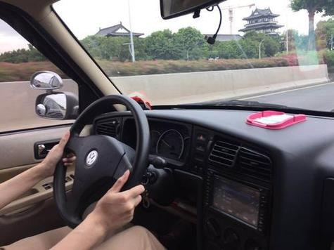 尋找陪駕服務(wù)時(shí),你需要注意,不同地區(qū)和駕校的收費(fèi)標(biāo)準(zhǔn)是有所差異的